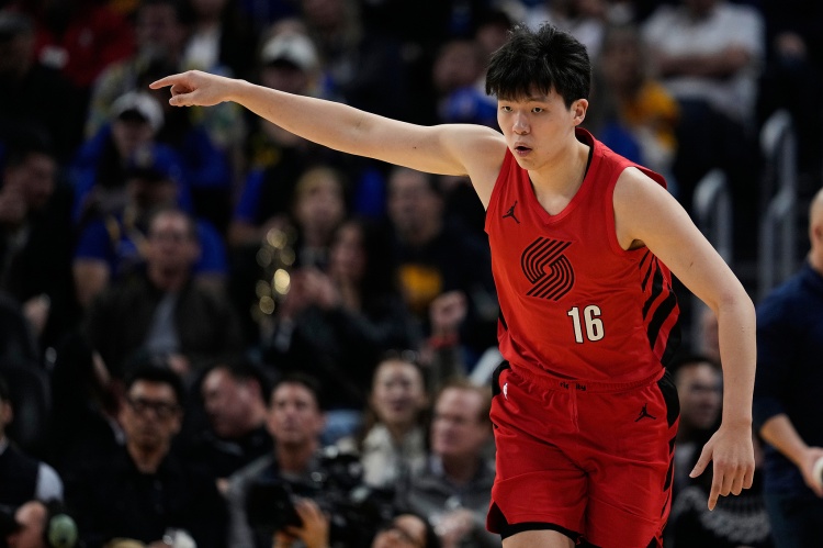 世界杯高清赛事直播地址-镇守禁区！杨瀚森篮下补防直接摁帽封下对手投篮