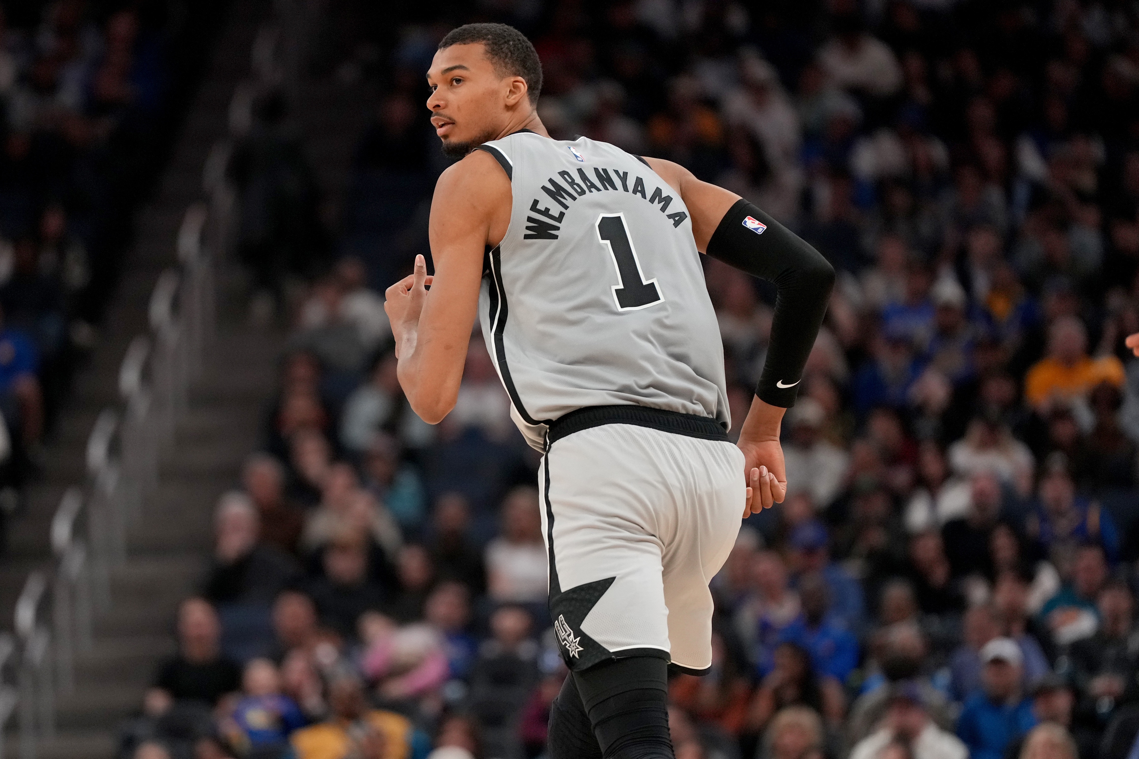 世界杯比赛在线观看平台-好消息！Shams：文班X光检查结果为阴性 马刺预计其伤势并不严重